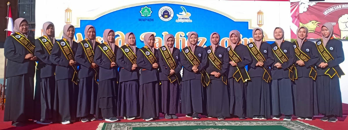WISUDA: 30 santri Ponpes Baitul Quran Al Jahra yang mengikuti Program Takhassus Tahfidzul Quran angkatan ke-VII menjalani wisuda, Sabtu (16/12) lalu. (APRILITA SARI/RADAR MAGETAN)