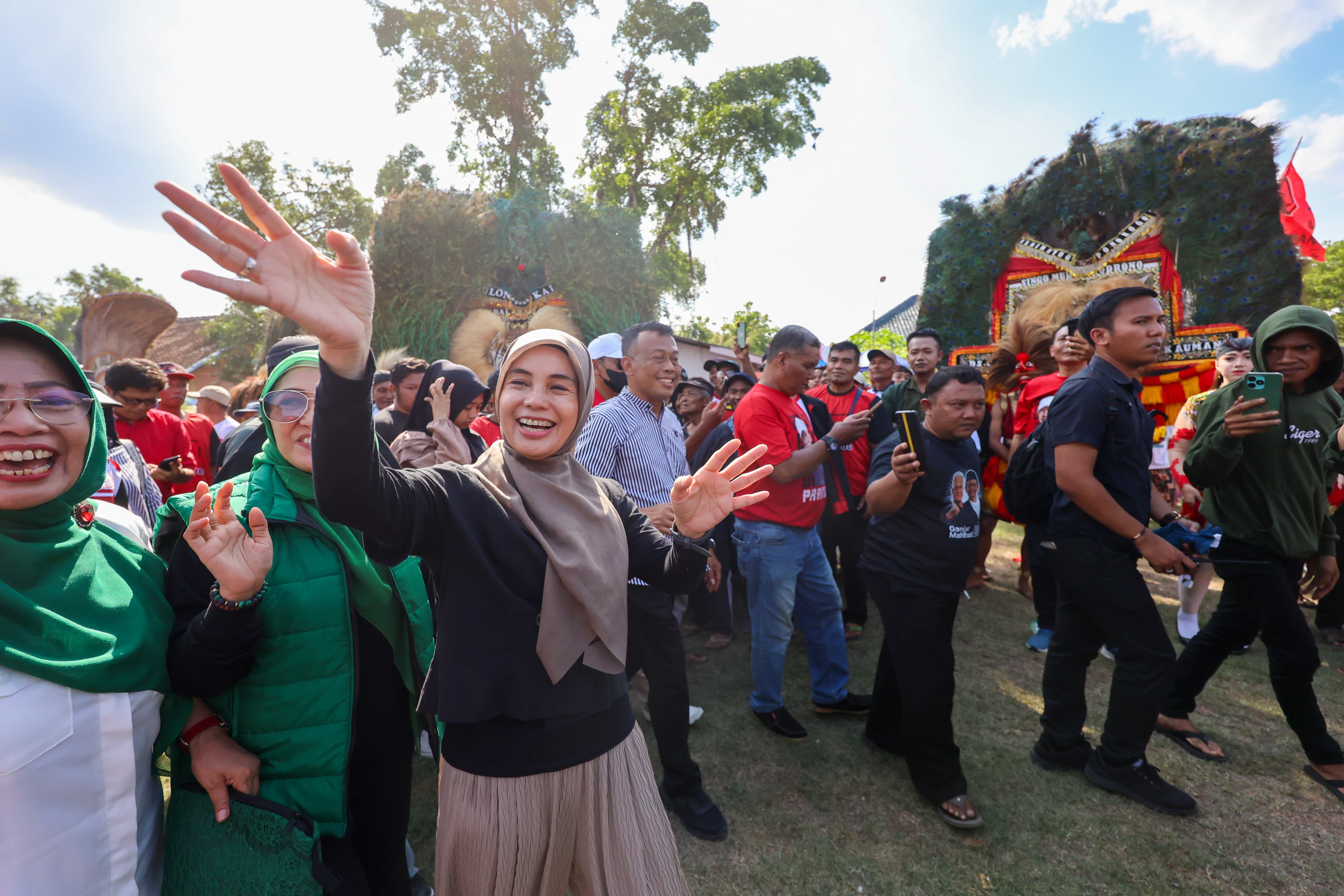 PRO RAKYAT: Siti Atikoh disambut ribuan warga pendukung serta pertunjukan reog dan gajah-gajahan saat berkunjung ke Ponorogo Senin (18/12). (ISTIMEWA)