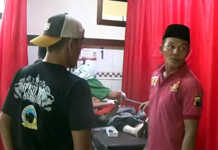 PENANGANAN MEDIS : Warga Desa Sitiadi, Kecamatan Puring dirujuk ke RS PKU Muhammadiyah Gombong usai menyantap siomay saat pertemuan RT. (Istimewa)