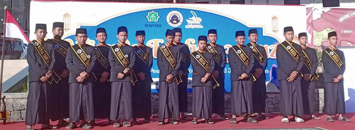 WISUDA: 30 santri Ponpes Baitul Quran Al Jahra yang mengikuti Program Takhassus Tahfidzul Quran angkatan ke-VII menjalani wisuda, Sabtu (16/12) lalu. (APRILITA SARI/RADAR MAGETAN)
