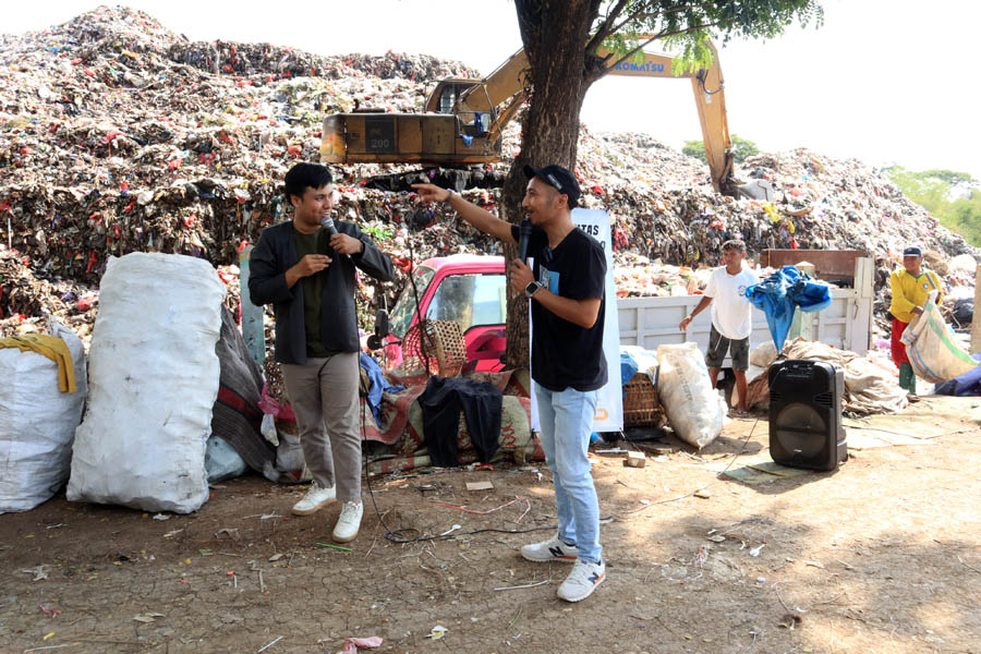 OPEN MIC: Para komika dari Komunitas Stand-UP Comedy Ponorogo (SUCP) menggelar open mic menyuarakan isu lingkungan di tepi TPA Mrican kemarin (17/12). (SUGENG DWI N./JAWA POS RADAR PONOROGO)