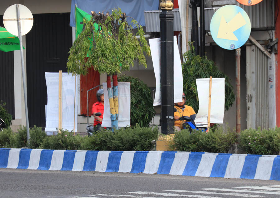 BUKAN TEMPATNYA : Sejumlah APK caleg terpasang pada tiang lapu median jalan di Kecamatan Kota Ponorogo. (SUGENG DWI NURCAHYO/JAWA POS RADAR PONOROGO)