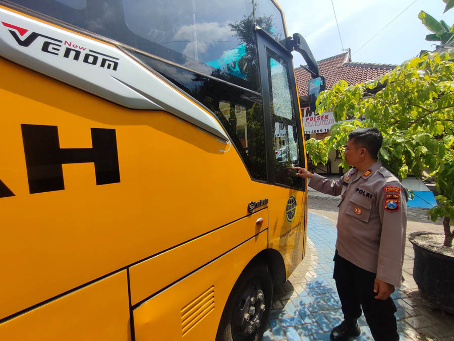 ULAH NGAWUR &nbsp;: Bus rombongan Perspa diamankan sebagai barang bukti atas insiden penyerangan usai pertandingan melaawan Persepon hari Minggu (17/12) lalu. (SUGENG DWI N./JAWA POS RADAR PONOROGO)