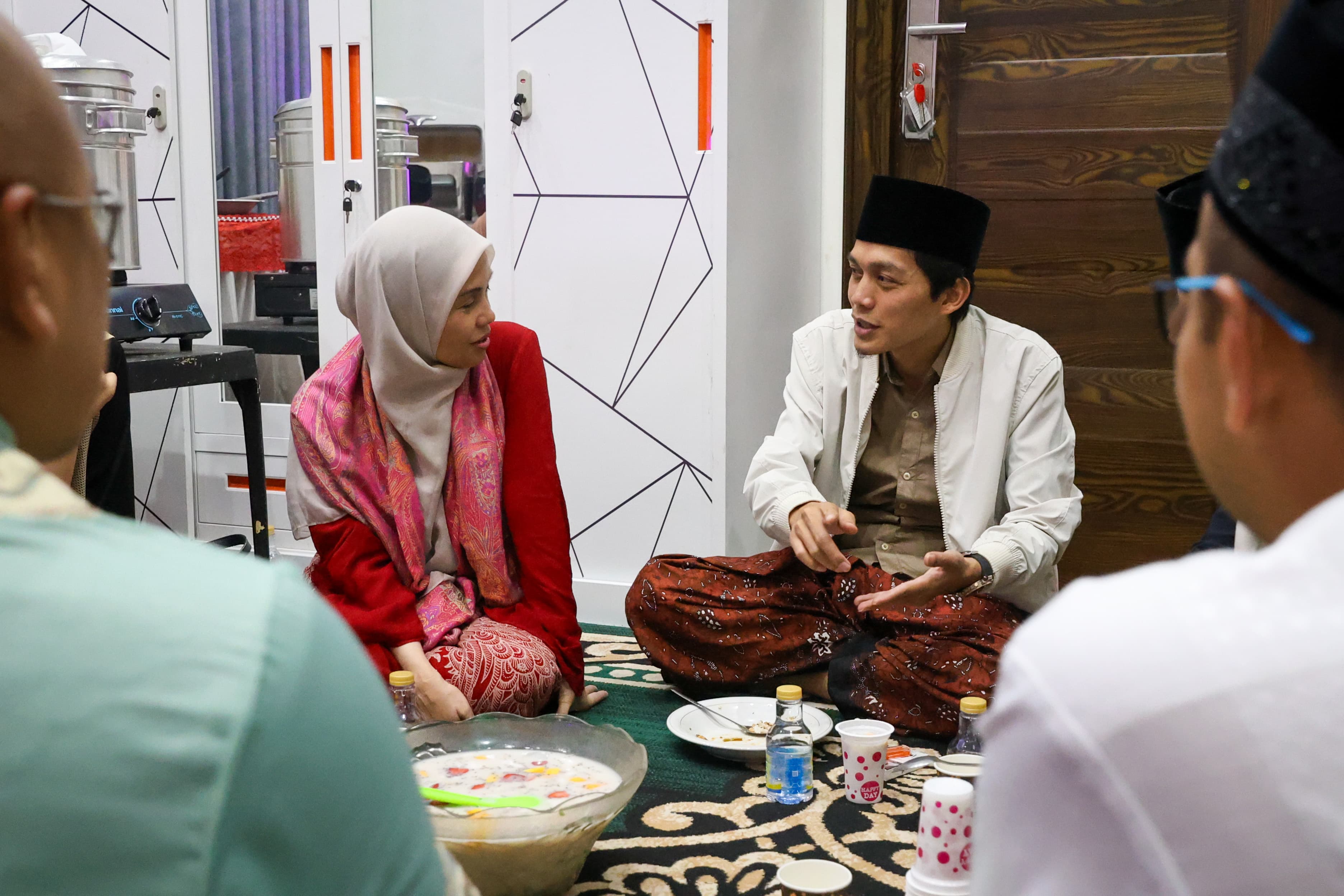 NGAJI BARENG: Ning Atikoh, istri Capres Ganjar Pranowo, menghadiri acara ngaji bareng di Majelis ST Nyell. Dalam kesempatan ini, Gus Iqdam titip sarung untuk Ganjar. (ISTIMEWA)