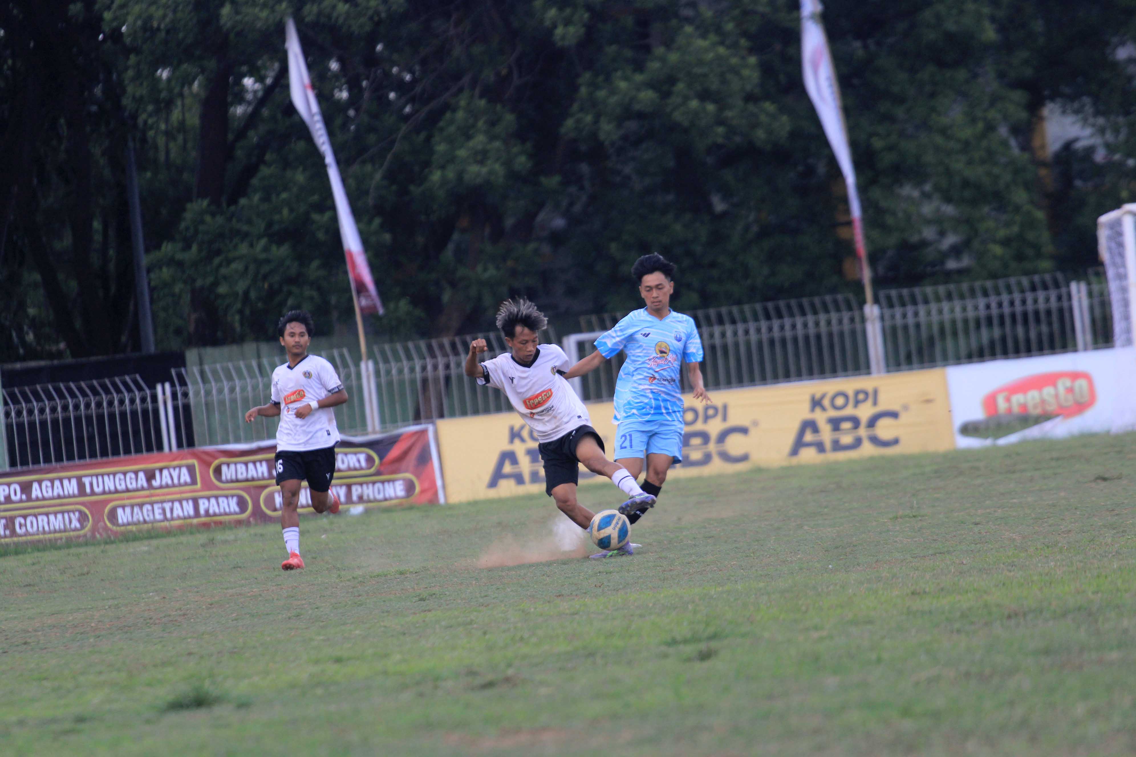 DRAMATIS: Perspa menahan imbang Persepon Ponorogo pada laga terakhir penyisihan grup K, di Stadion Yosonegeoro, Magetan, Minggu (17/12).&nbsp;(AJI PUTRA/RADAR MAGETAN)