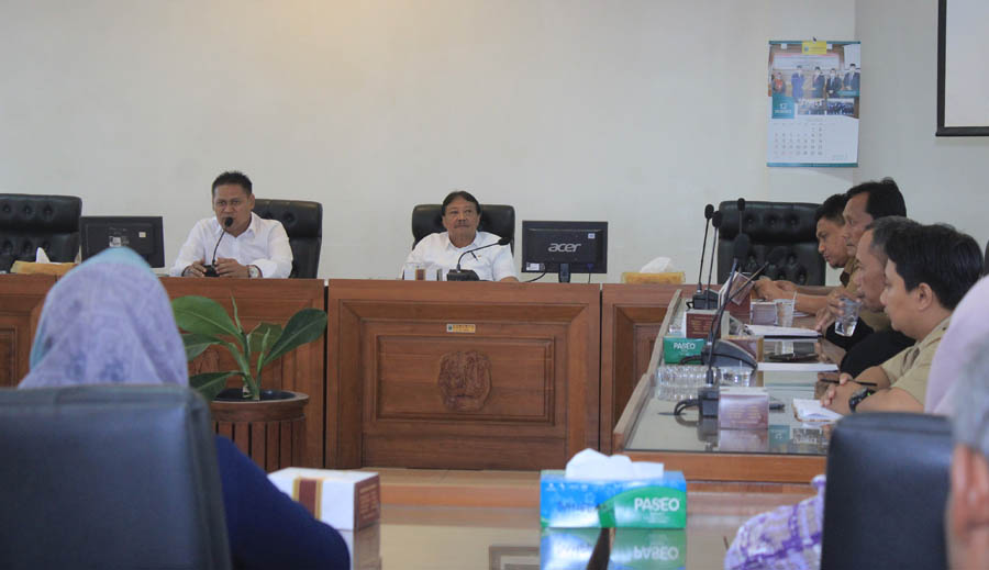 URAI POLEMIK: Ketua DPRD Magetan Sujatno memimpin rapat dengar pendapat (RDP) membahas kisruh seleksi perangkat Truneng, kemarin (18/12). (AJI PUTRA/RADAR MAGETAN)
