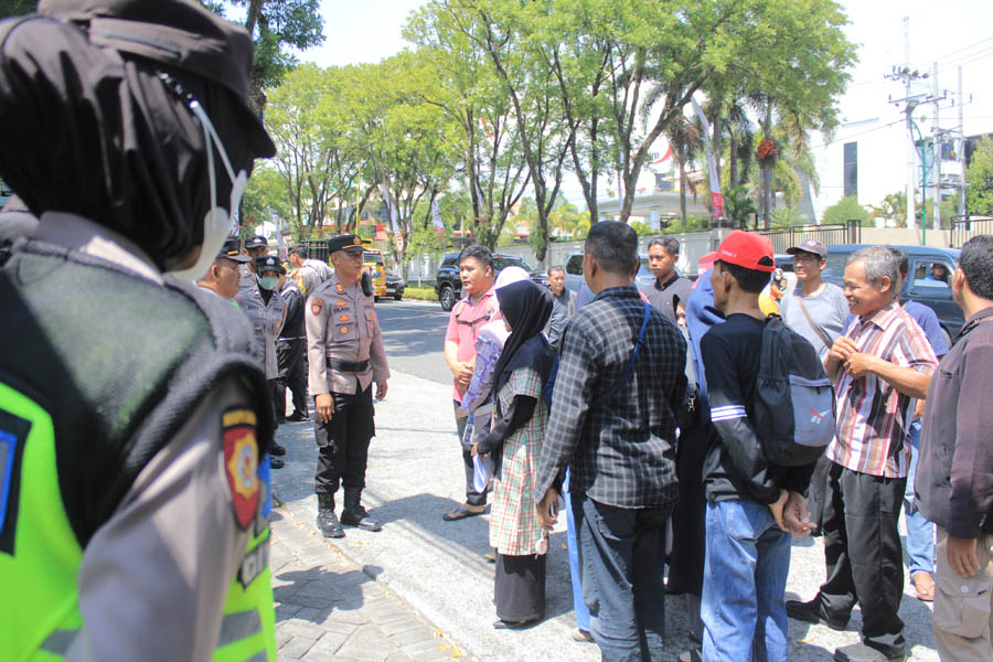 SUARAKAN ASPIRASI: Warga Desa Truneng mendatangi kantor DPRD Magetan untuk mengikuti rapat dengar pendapat (RDP) soal pengisian perangkat desa setempat, kemarin (8/12). (AJI PUTRA/RADAR MAGETAN)
