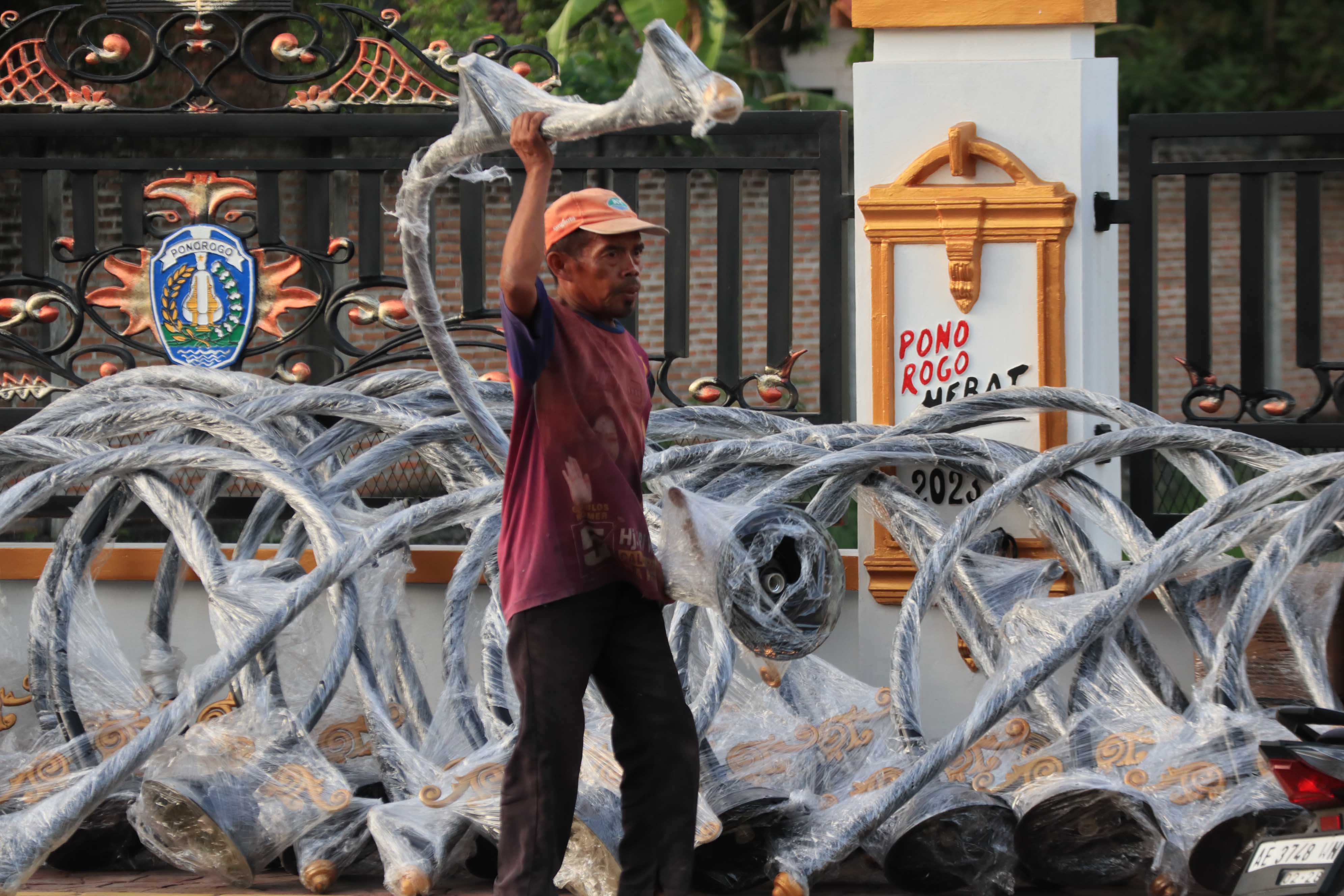 LEMBURAN: Penyedia mengebut pekerjaan akhir pedestrian Jalan Gajah Mada, yakni pemasangan PJU dan pohon ayoman tepi jalan hari ini (20/12).&nbsp;(SUGENG DWI N./JAWA POS RADAR PONOROGO)