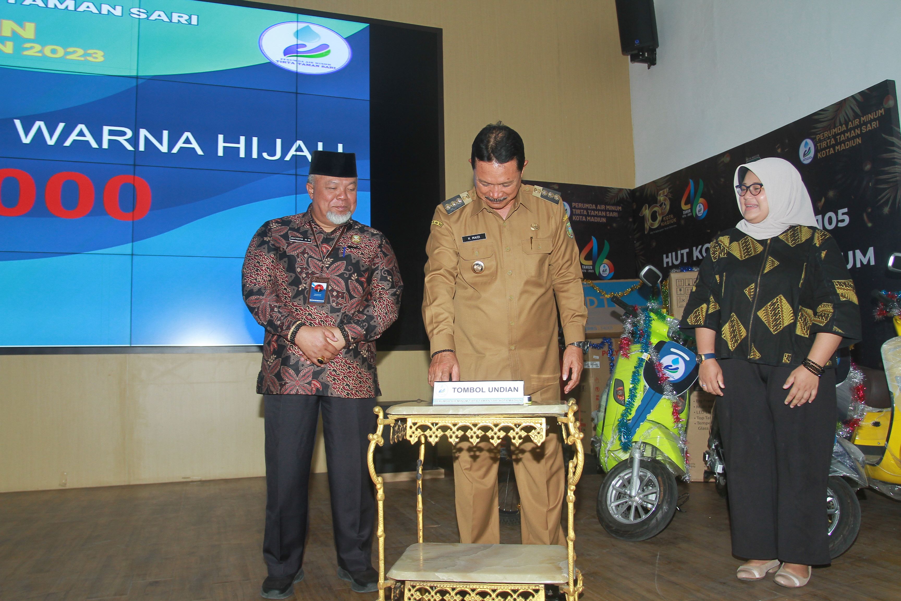DONGKRAK LANGGANAN: Wali Kota Madiun Maidi saat mengundi hadiah bagi pelanggan PDAM Tirta Taman Sari di GCIO kemarin (18/12). (BAGAS BIMANTARA/RADAR MADIUN)