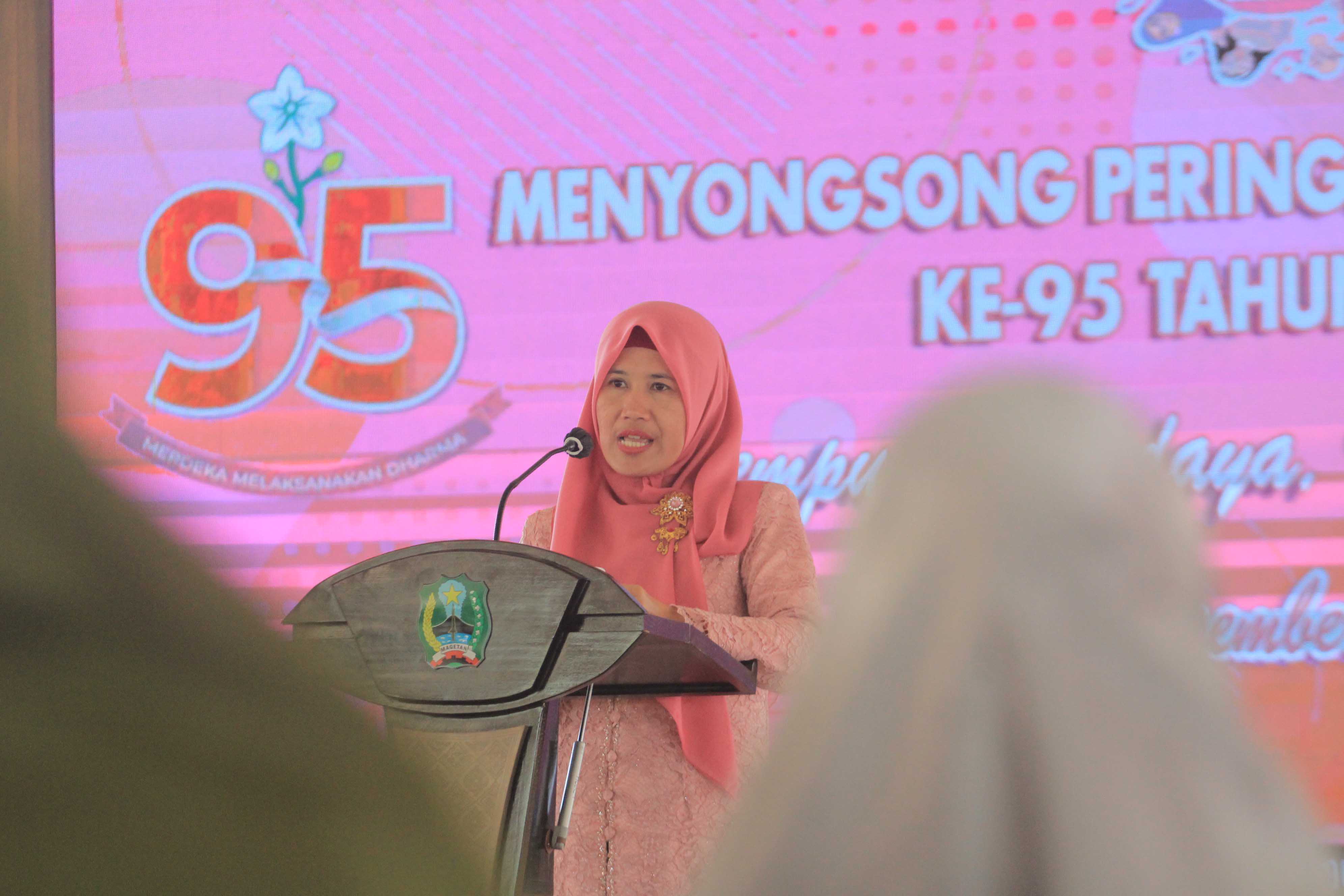 MOTHER DAY: Ketua Tim Penggerak PKK Magetan Siti Hergunadi saat menyampaikan sambutan dalam acara menyongsong PHI ke-95 di Pendapa Surya Graha kemarin (19/12). (AJI PUTRA/RADAR MAGETAN)