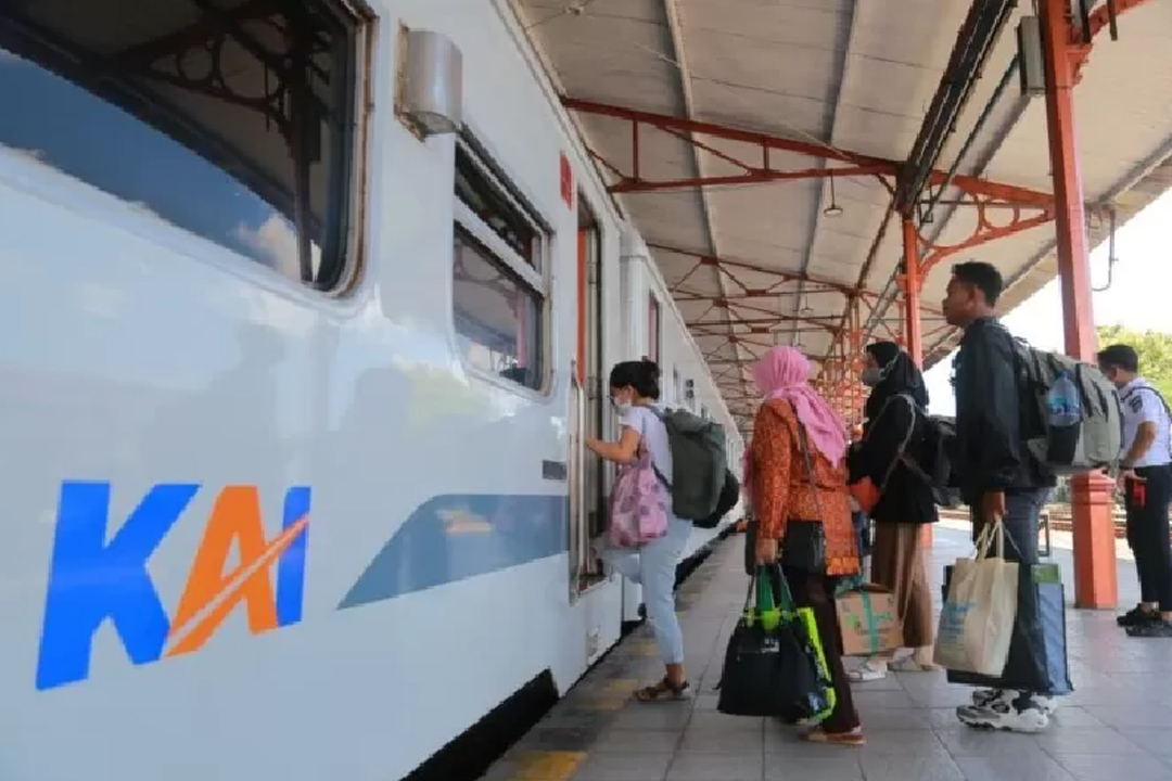 Sejumlah calon penumpang sedang naik salah satu KA dari Stasiun Madiun.