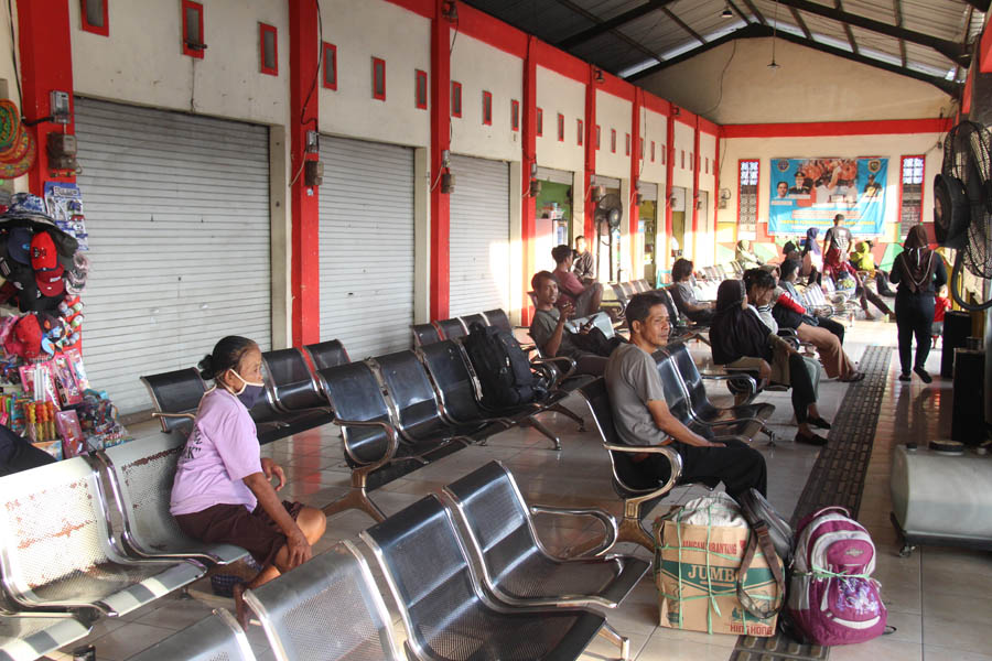 MULAI RAMAI: Sejumlah calon penumpang menunggu kedatangan bus di Terminal Kertonegoro, Ngawi, kemarin (19/12). (ASEP SYAEFUL BACHRI/JAWA POS RADAR NGAWI)