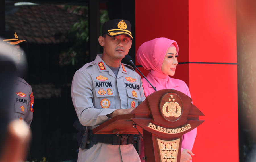JABATAN BARU: AKBP Anton Prasetyo resmi menjabat sebagai Kapolres Ponorogo menggantikan AKBP Wimboko. (SUGENG DWI N./JAWA POS RADAR PONOROGO)