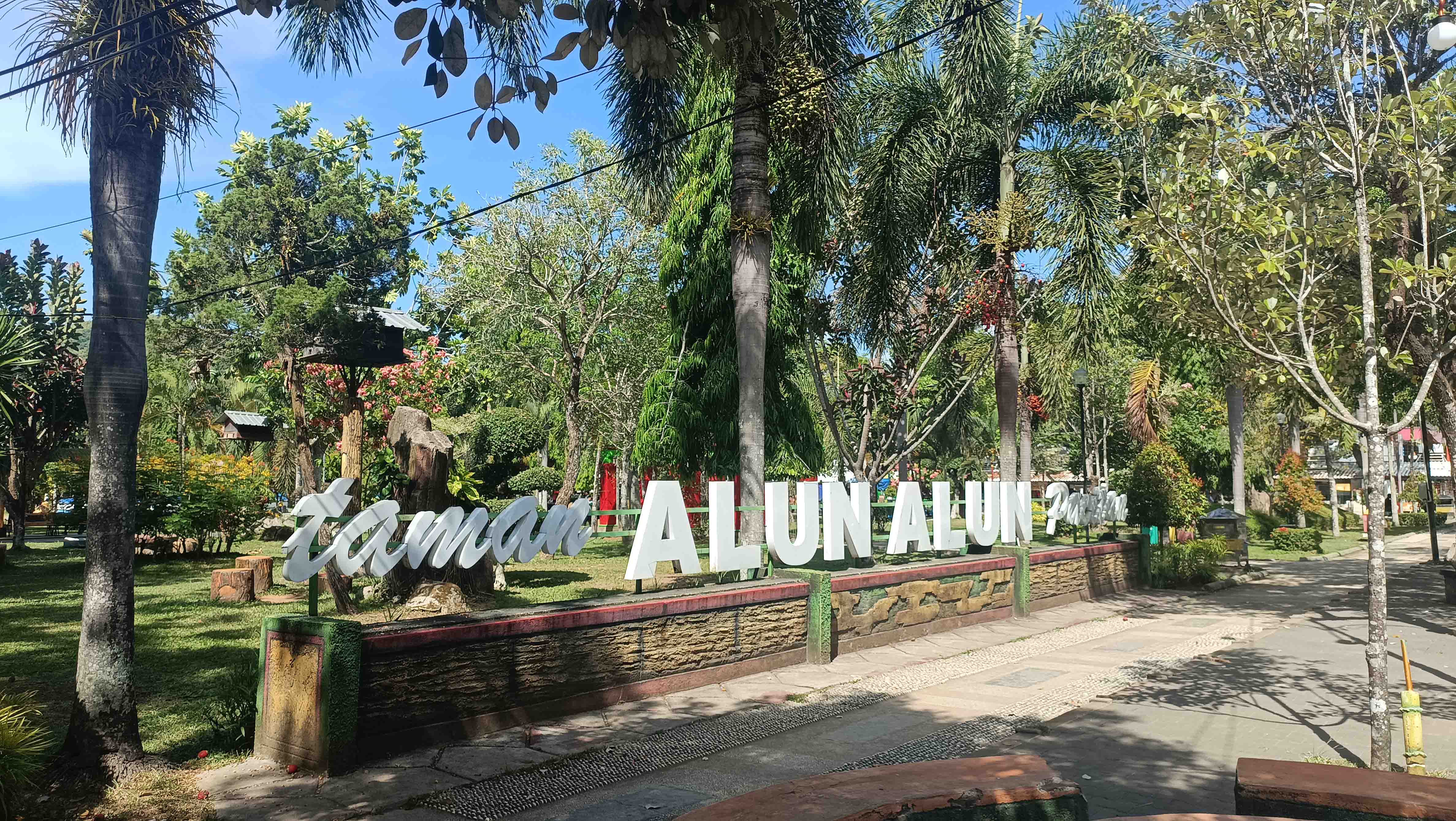 TERUS BERSOLEK: Kawasan alun-alun Pacitan akan kembali direnovasi awal tahun 2024 mendatang.&nbsp;(NUR CAHYONO/RADAR PACITAN)