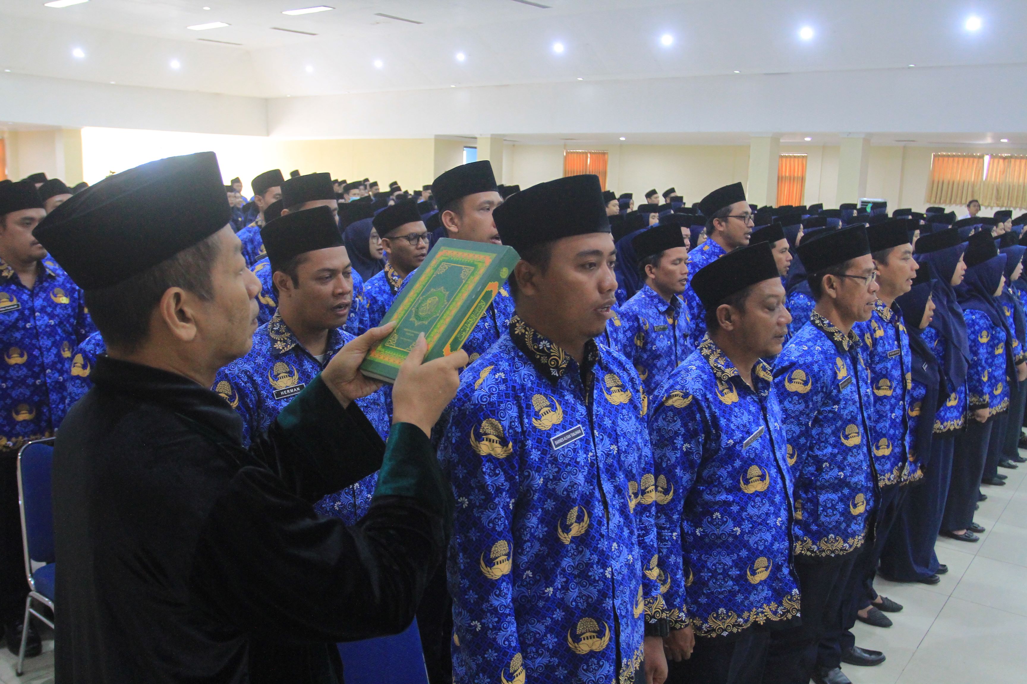 PROSESI: Suasana pelantikan ratusan pegawai pemerintah dengan perjanjian kerja (PPPK) Pemkot Madiun kemarin. (BAGAS BIMANTARA/RADAR MADIUN)