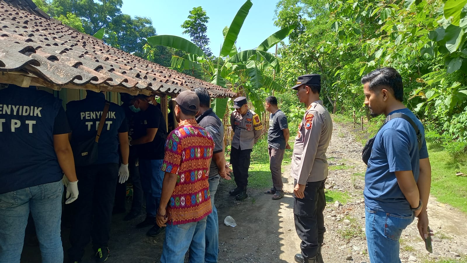 CARI BUKTI PENDUKUNG : Tim Densus 88 Anti Teror Mabes Polri saat penggeledahan di rumah mertua terduga teroris SU di Desa Semen, Paron, Ngawi, beberapa waktu lalu. (ASEP SAEFUL BACHRI/RADAR NGAWI)