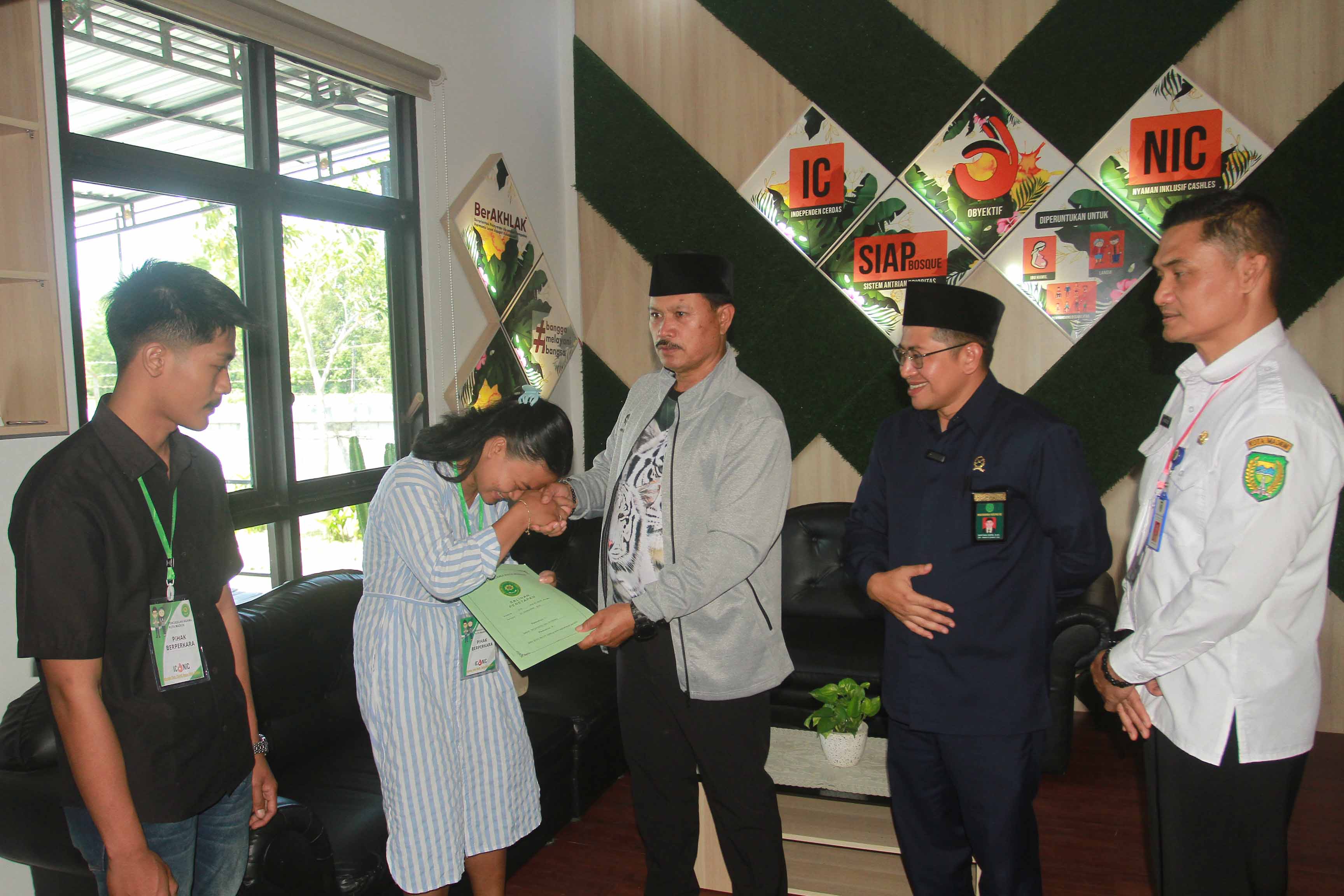PERSIDANGAN: Wali Kota Maidi menyerahkan bukti penetapan asal-usul anak melalui sidang di PA Kota Madiun kemarin (20/12).&nbsp;(BAGAS BIMANTARA/RADAR MADIUN)