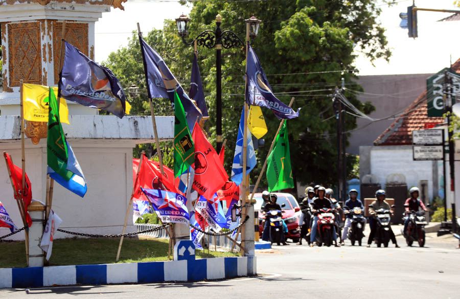 BERDEMPETAN: Penampakan sejumlah bendera partai politik (parpol) dipasang di perempatan jalan protokol Ponorogo.&nbsp;(SUGENG DWI N./JAWA POS RADAR PONOROGO)