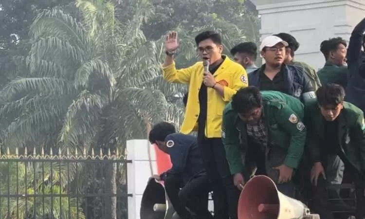 Melki Sedek Huang saat mempimpin demo mahasiswa. (Instagram/@shifaanindy)