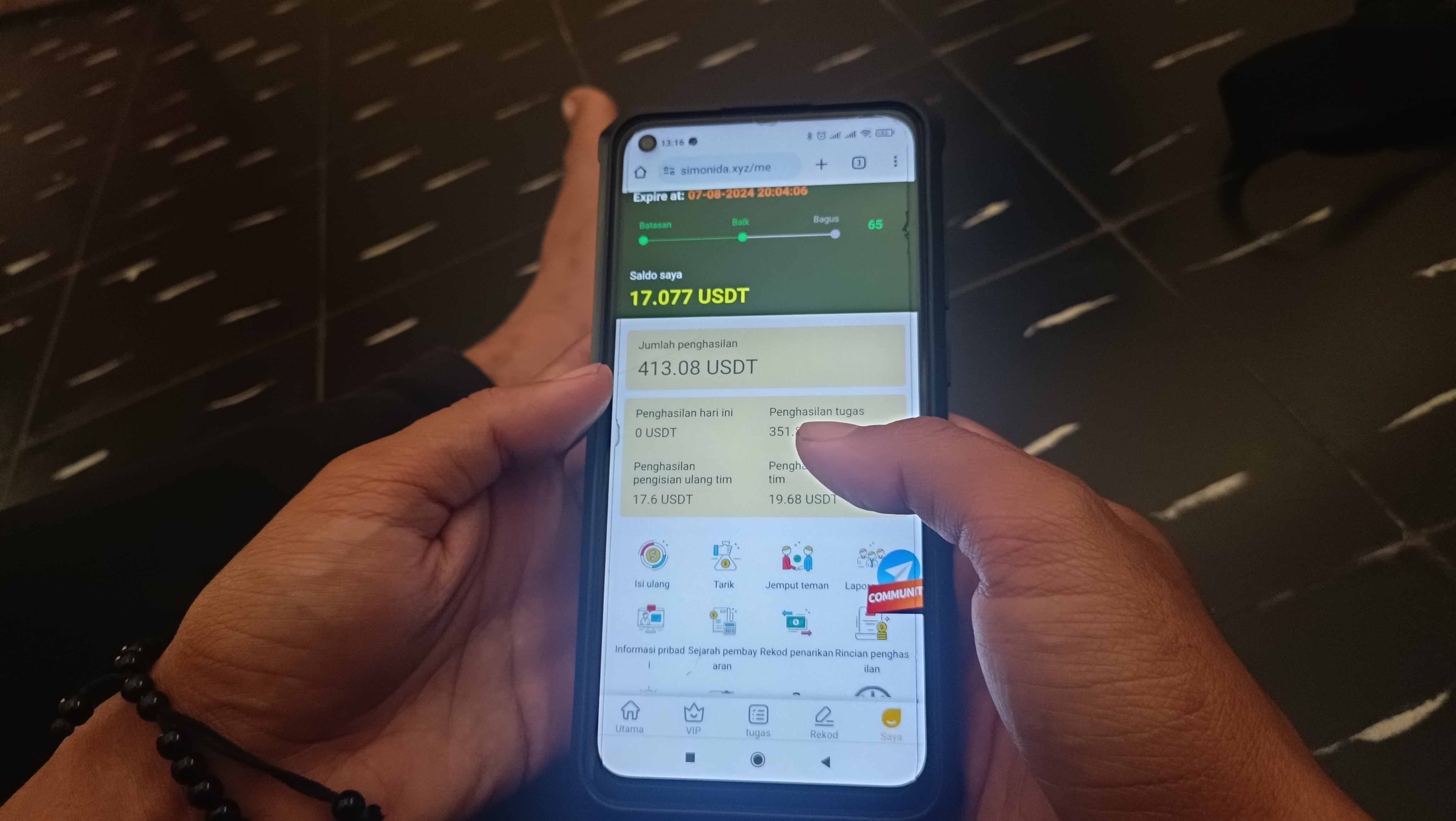 Ilustrasi foto aplikasi investasi di ponsel