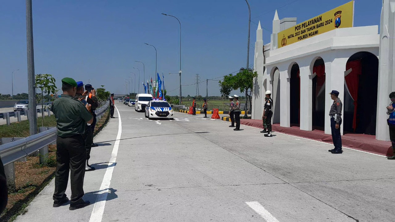 TURUN GUNUNG: Rombongan Polda Jatim mengecek pos pelayanan di rest area 575 A Tol Solo-Kertosono ruas Ngawi, Kamis (21/12) kemarin. (ASEP SYAEFUL BACHRI/JAWA POS RADAR NGAWI)