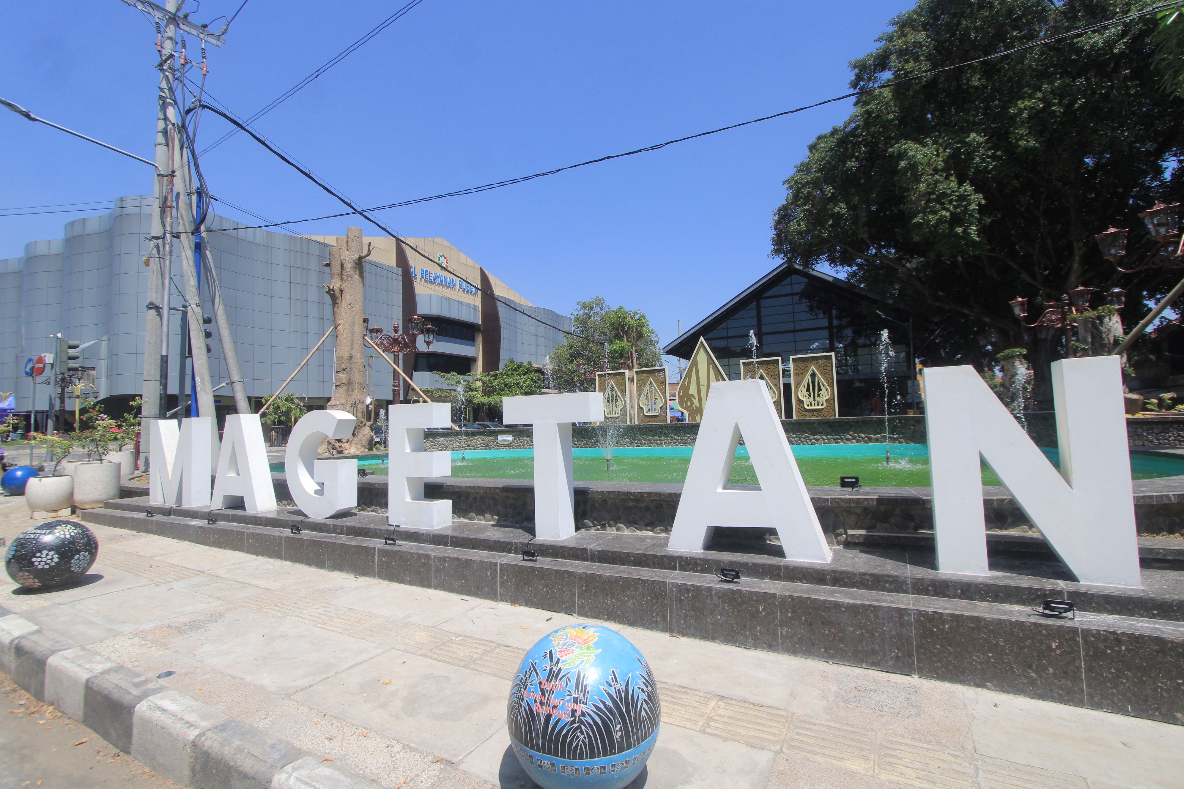 SPOT REKREASI BARU: Plaza taman air mancur Pasar Baru Magetan terlihat modern dan cocok menjadi alternatif spot rekreasi di pusat kota. (AJI PUTRA/RADAR MAGETAN)