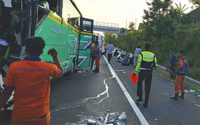 Kepolisian dan pihak terkait tengah mengevakuasi bus pariwisata yang mengalami kecelakaan di Tol Sragen-Solo, Kamis (21/12). (RUDI HARTONO/RADAR SOLO)