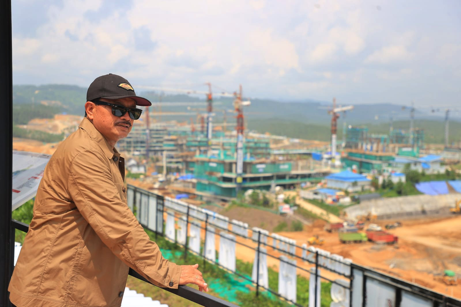 TATA KOTA: Wali Kota Maidi saat menerima kabar putusan MK di sela kunjungannya di Ibu Kota Nusantara (IKN) kemarin (23/12).&nbsp;(WS HENDRO DISKOMINFO UNTUK RADAR MADIUN)&nbsp;