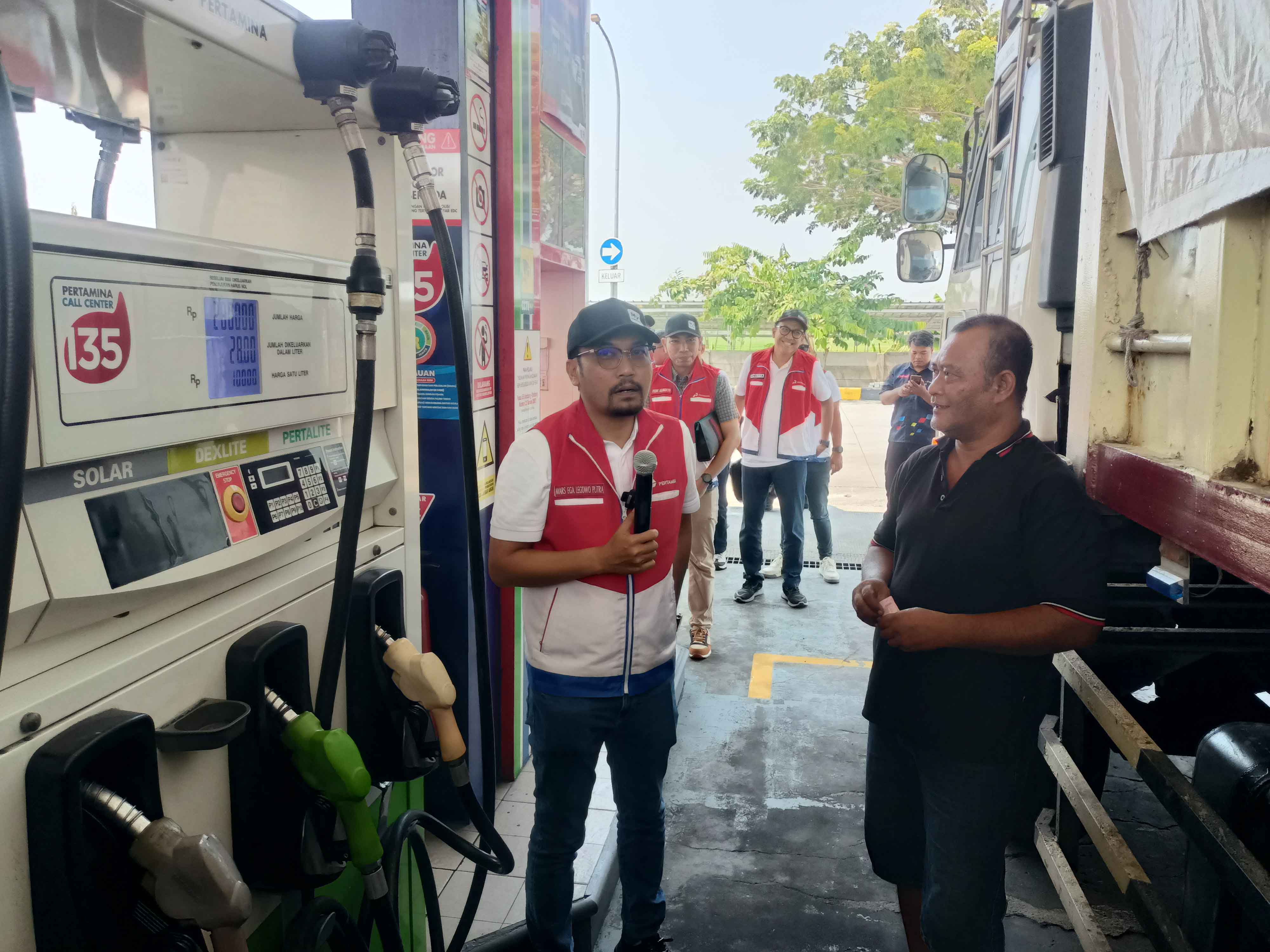 PANTAU STOK: Direktur Pemasaran Regional PT Pertamina Patra Niaga Mars Ega Legowo Putra saat meninjau operasional SPBU di Tol Madiun-Ngawi kilometer 575-B, (22/12).&nbsp;(HENGKY RISTANTO/RADAR MADIUN)