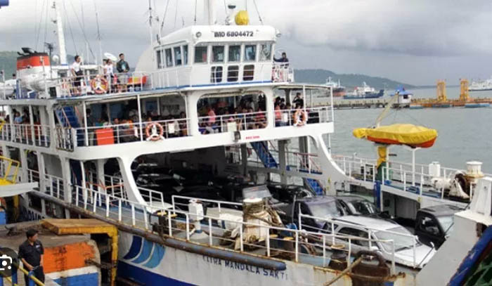 Wisatawan mulai memadati pelabuhan untuk masuk ke Pulau Bali. (Radar Bali)
