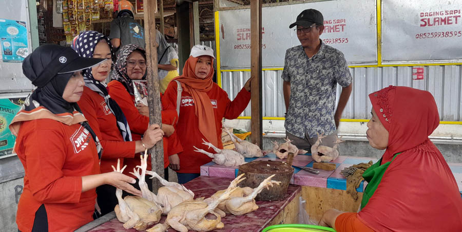 INSPEKSI: Rombongan DPPTK Ngawi berinteraksi dengan salah satu pedagang pasar tradisional kemarin (21/12). (ASEP SYAEFUL BACHRI/JAWA POS RADAR NGAWI)