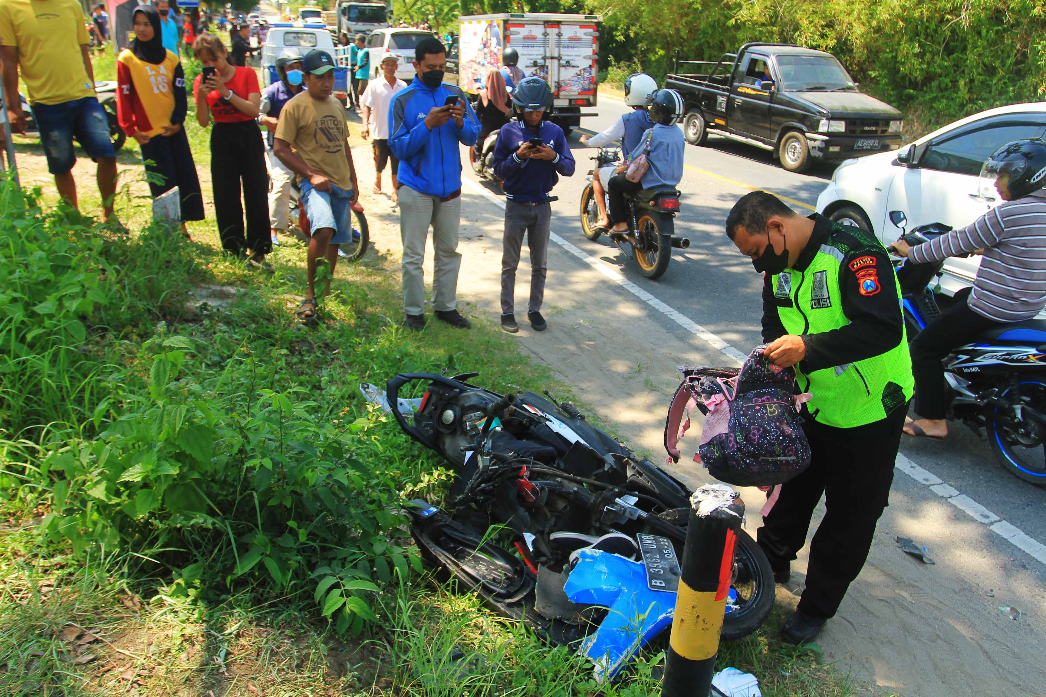 LAKA MAUT: TKP kecelakaan antara bus PO Jaya dan sepeda motor terjadi di Jalan Raya Madiun-Ponorogo, Desa Glonggong, Dolopo, kemarin (22/12). (BAGAS BIMANTARA/RADAR MADIUN)
