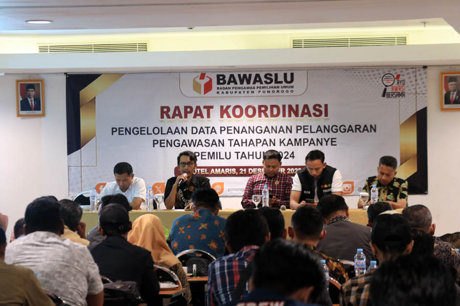 RAKOR: Bawaslu Ponorogo menggelar rakor pengawasan kampanye bersama pihak terkait di Amaris Hotel kemarin (21/12). &nbsp;(SUGENG DWI N./JAWA POS RADAR PONOROGO)