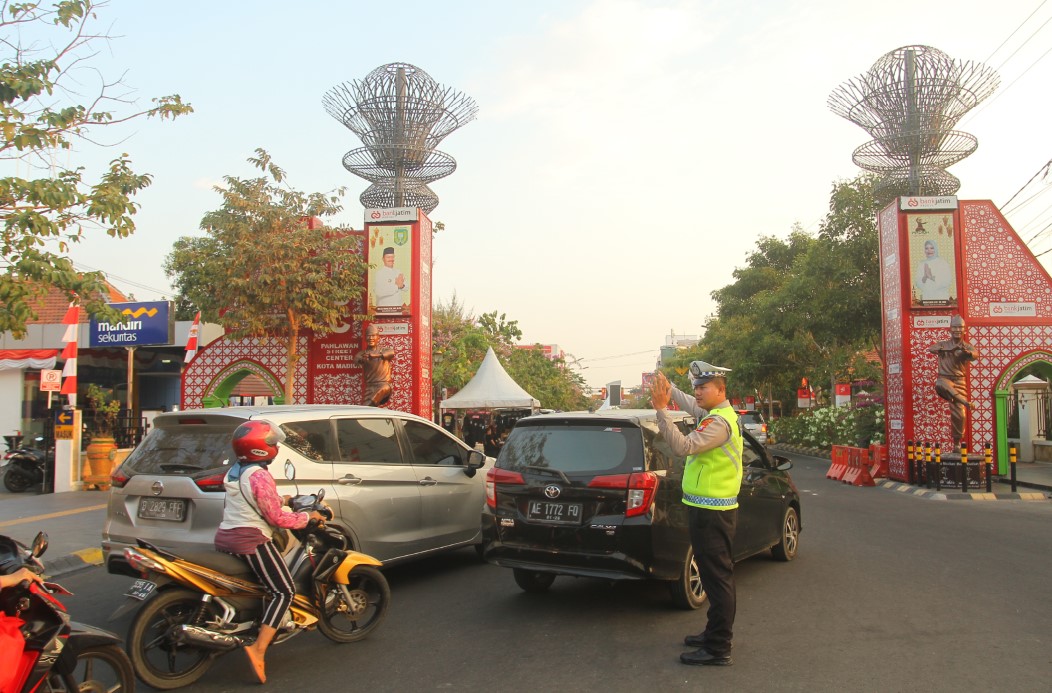 PADAT: Volume kendaraan meningkat di Jalan Pahlawan Kota Madiun lantaran PSC jadi jujukan wisata. (BAGAS BIMANTARA/RADAR MADIUN)