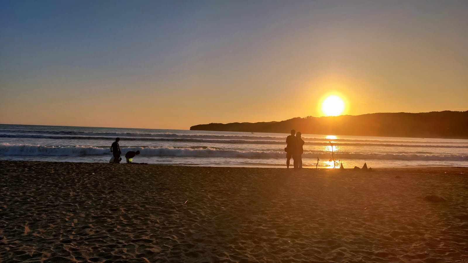 ELOK: Pemandangan sunset di Pantai Pancer Door Pacitan. (NUR CAHYONO/RADAR PACITAN)