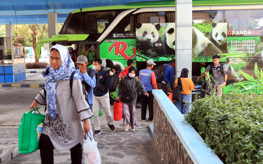 KEDATANGAN: Belasan penumpang bus turun di Terminal Tipe A Seloaji, Ponorogo kemarin (22/12).&nbsp;(SUGENG DWI N./JAWA POS RADAR PONOROGO)