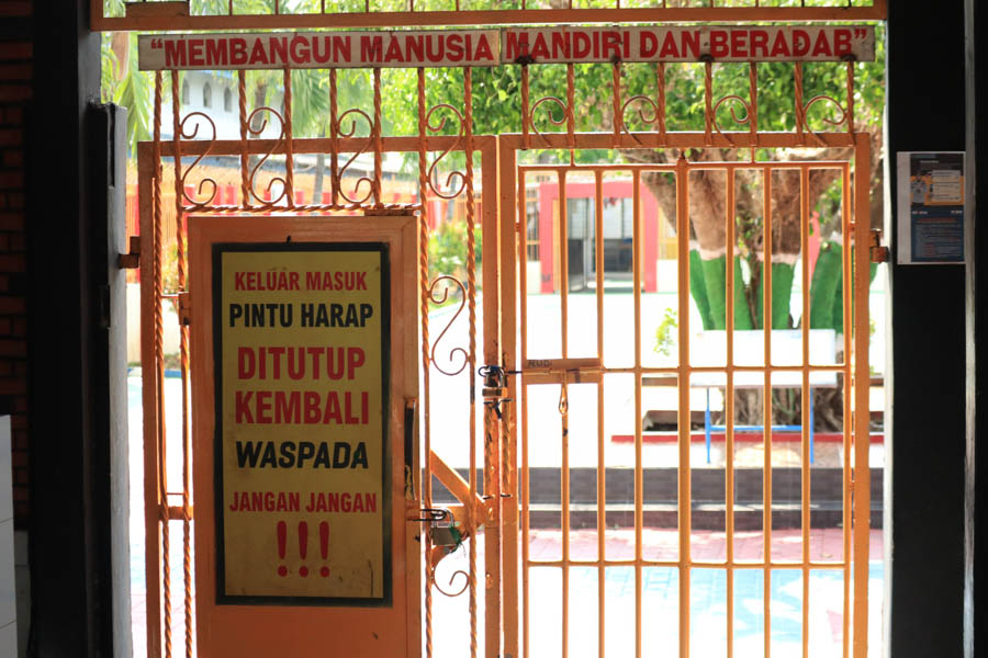 JERUJI BESI: Rutan Klas IIB Ponorogo melakukan pengamanan ketat pada ruangan tahanan wabin.&nbsp;(SUGENG DWI N./JAWA POS RADAR PONOROGO)