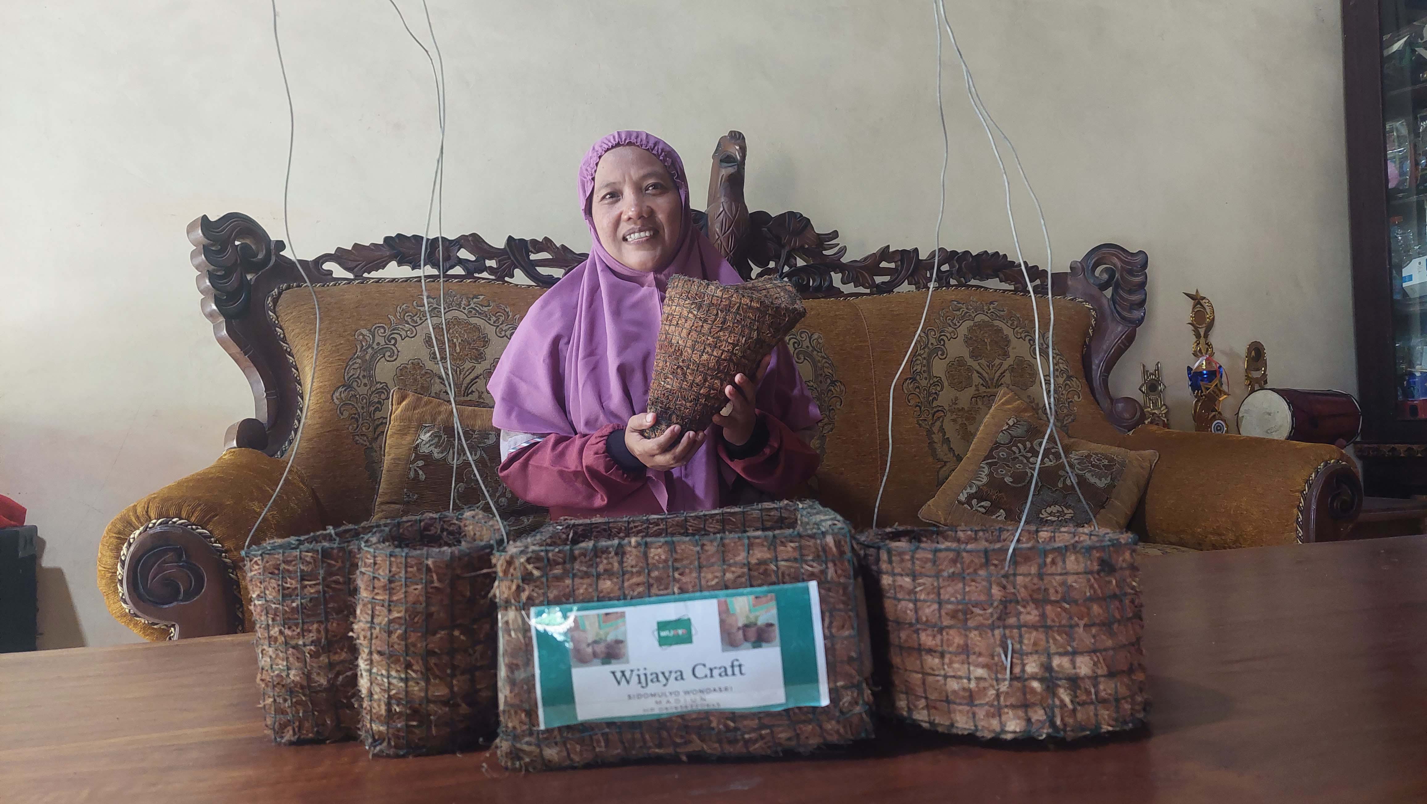 OLAH LIMBAH: Suyati menunjukkan pot sabut kelapa hasil produksinya dengan teman Pokja PKK. (DIAN RAHAYU/RADAR CARUBAN)