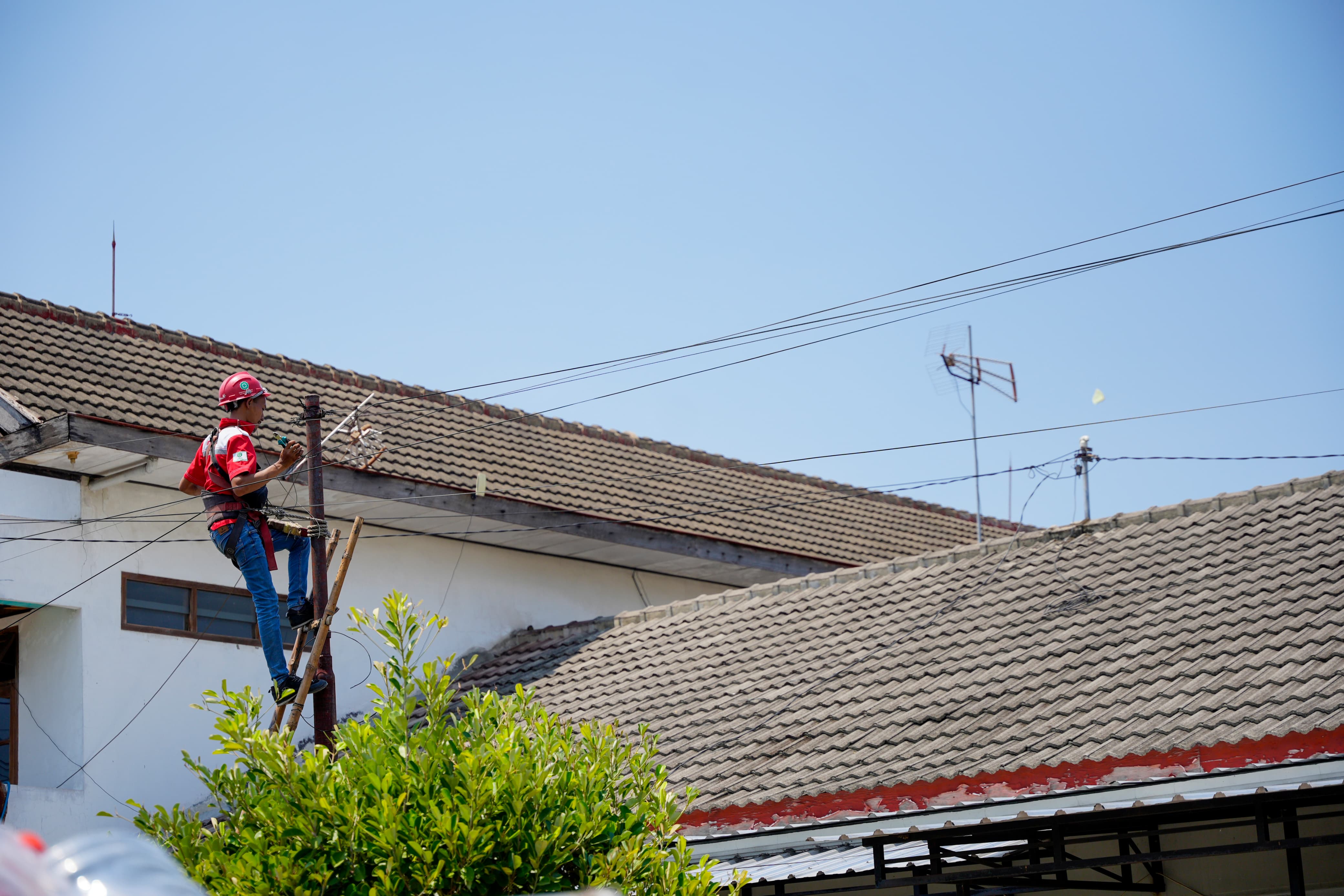UTILITAS: DPUPR berkoordinasi dengan pihak provider untuk merapikan penempatan kabel udara yang semrawut di Jalan Anggoro Manis dan Cendana Manis. (DISKOMINFO KOTA MADIUN)