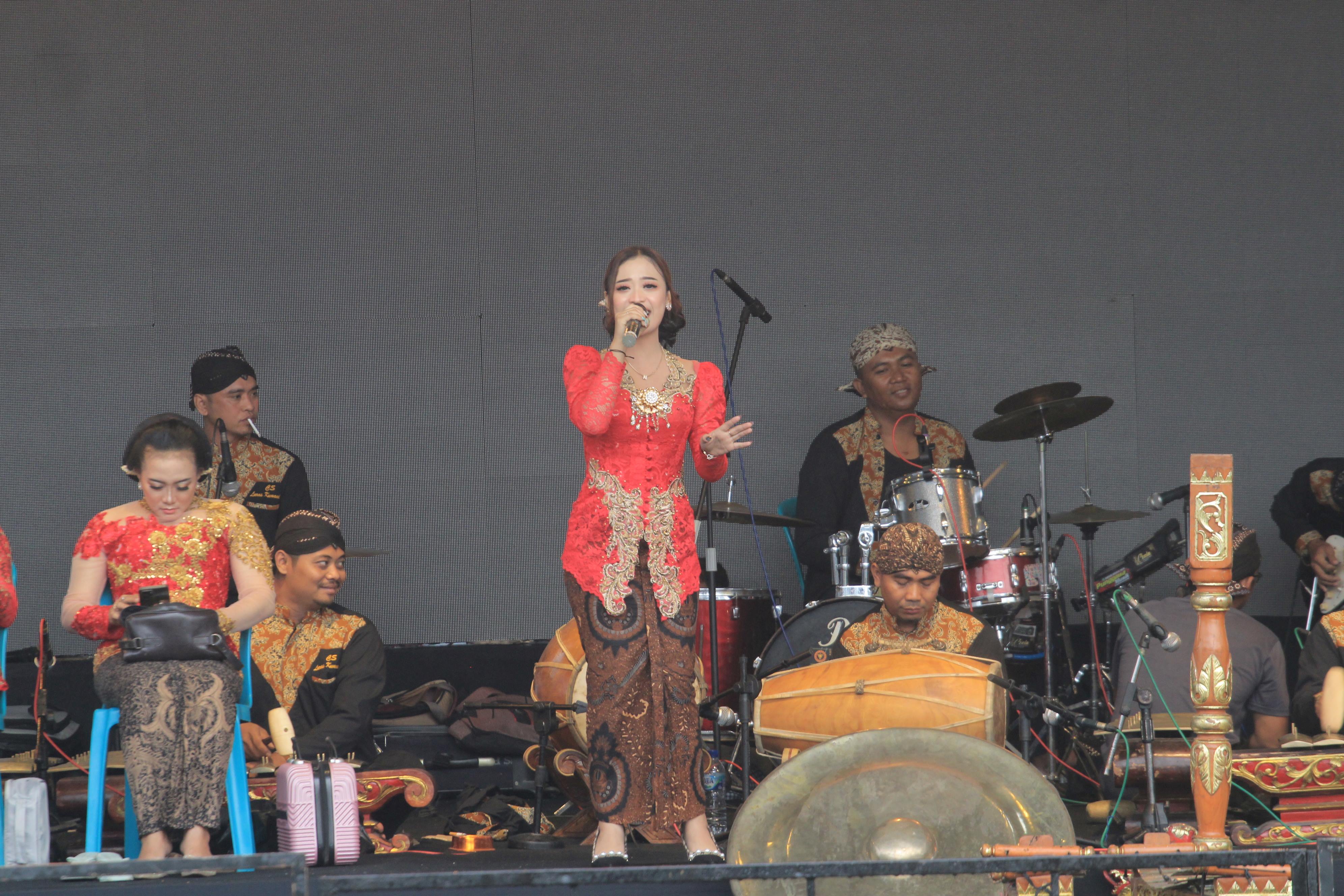 KENTAL NUANSA SENI: Parade Campursari memeriahkan Festival Plaza Ndoyo.&nbsp;(AJI PUTRA/RADAR MAGETAN)