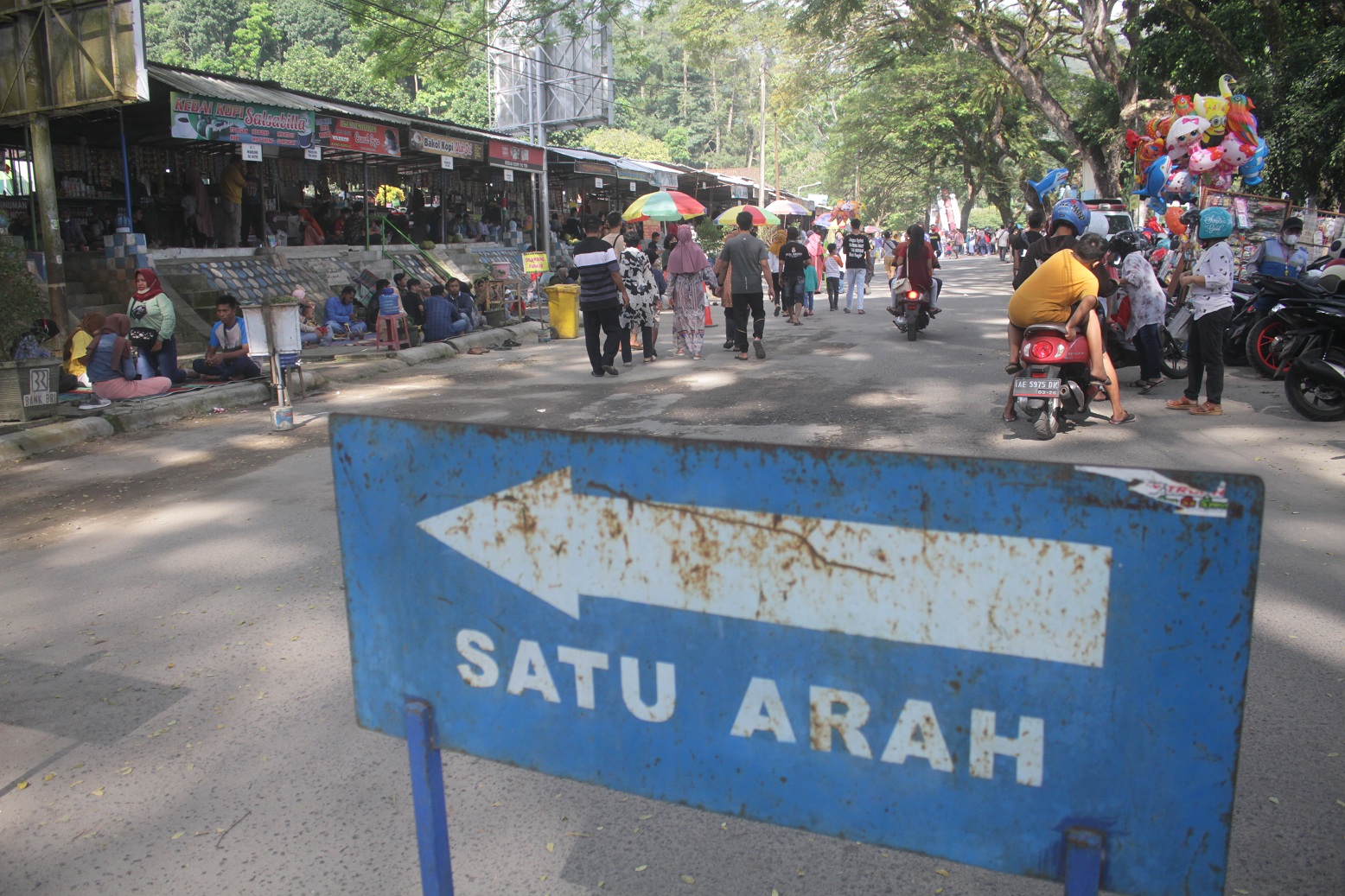 HARAP DIPATUHI: Arus lalin di jalan lingkar Telaga Ngebel diberlakukan sistem&nbsp;one way&nbsp;antisipasi persimpangan kendaraan.&nbsp;(DOKUMEN JAWA POS RADAR PONOROGO)