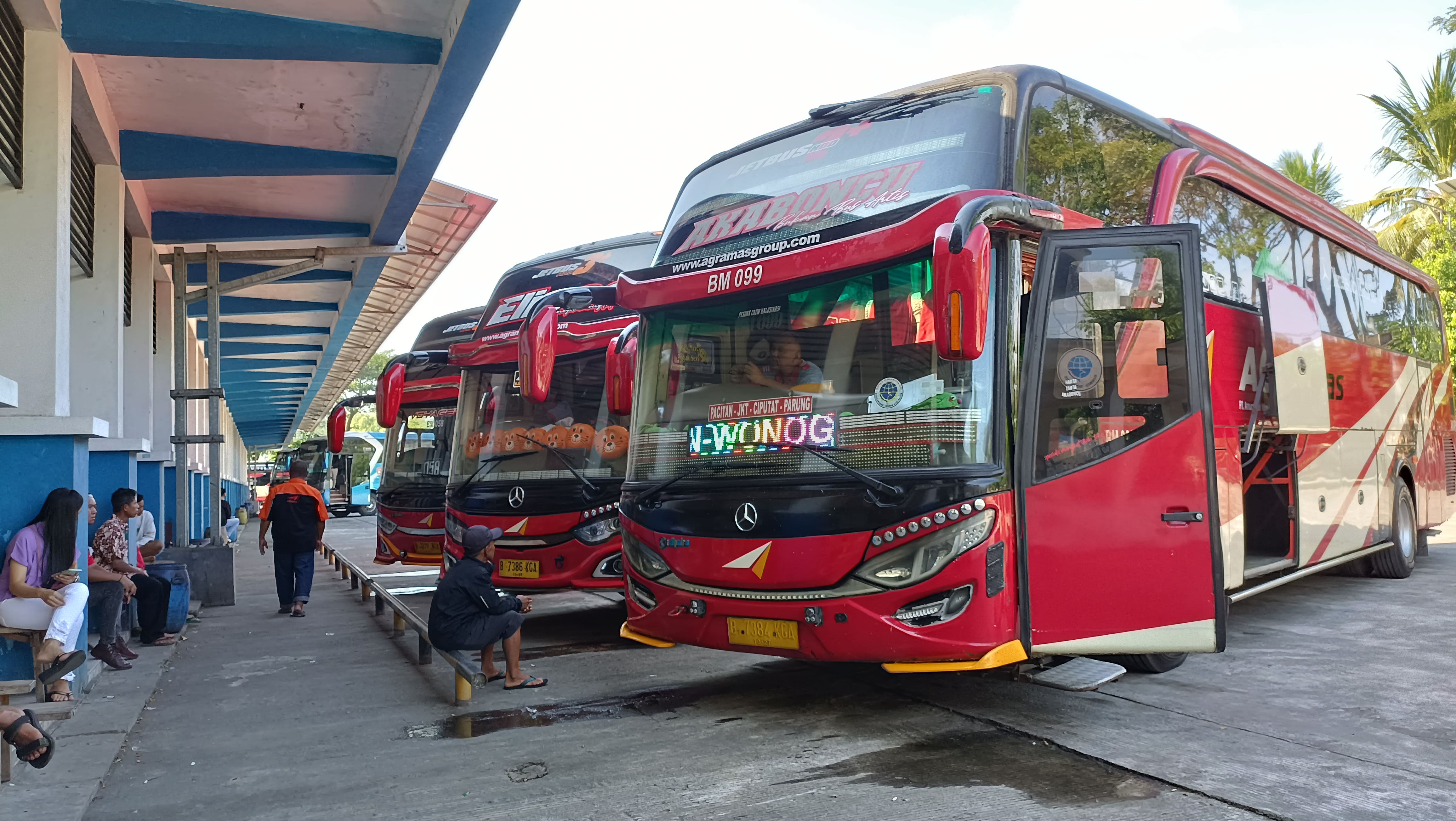 LEBIH SIBUK: Aktivitas di Terminal Bus Tipe A Pacitan meningkat sejak sepekan terakhir memasuki libur Nataru. Jumlah penumpang tiba diperkirakan naik 10 persen. (NUR CAHYONO/RADAR PACITAN)