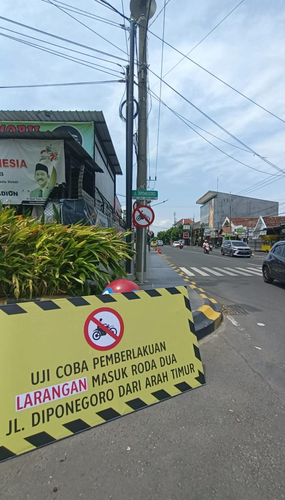 UJI COBA: Roda dua dilarang melintas dari arah timur ke barat di Jalan Diponegoro, Kota Madiun, mulai Selasa (26/12).