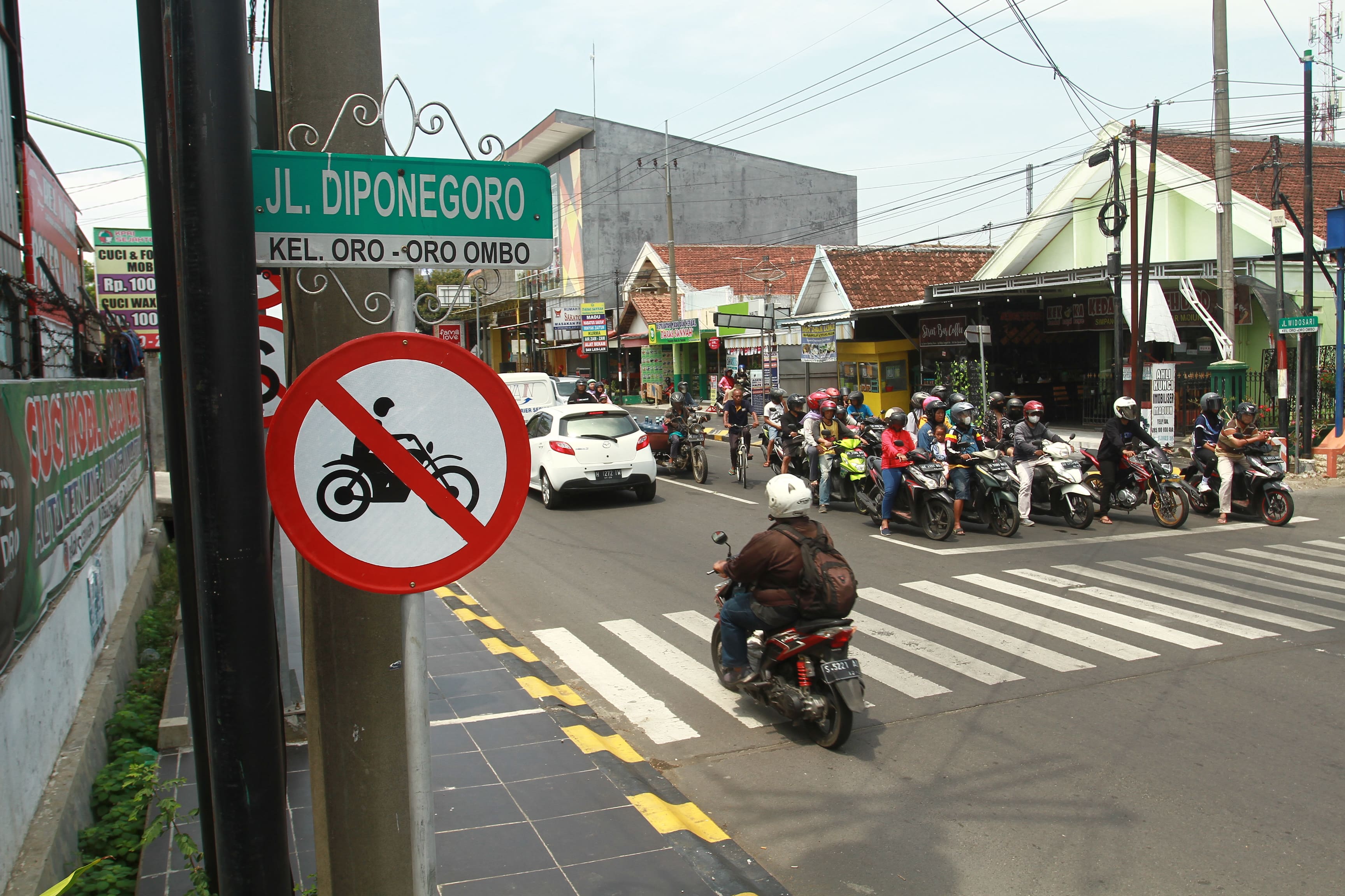 DIANGGAP PAJANGAN: Tak sedikit pemotor dari arah timur nekat melintasi Jalan Diponegoro Barat.&nbsp;(BAGAS BIMANTARA/RADAR MADIUN)