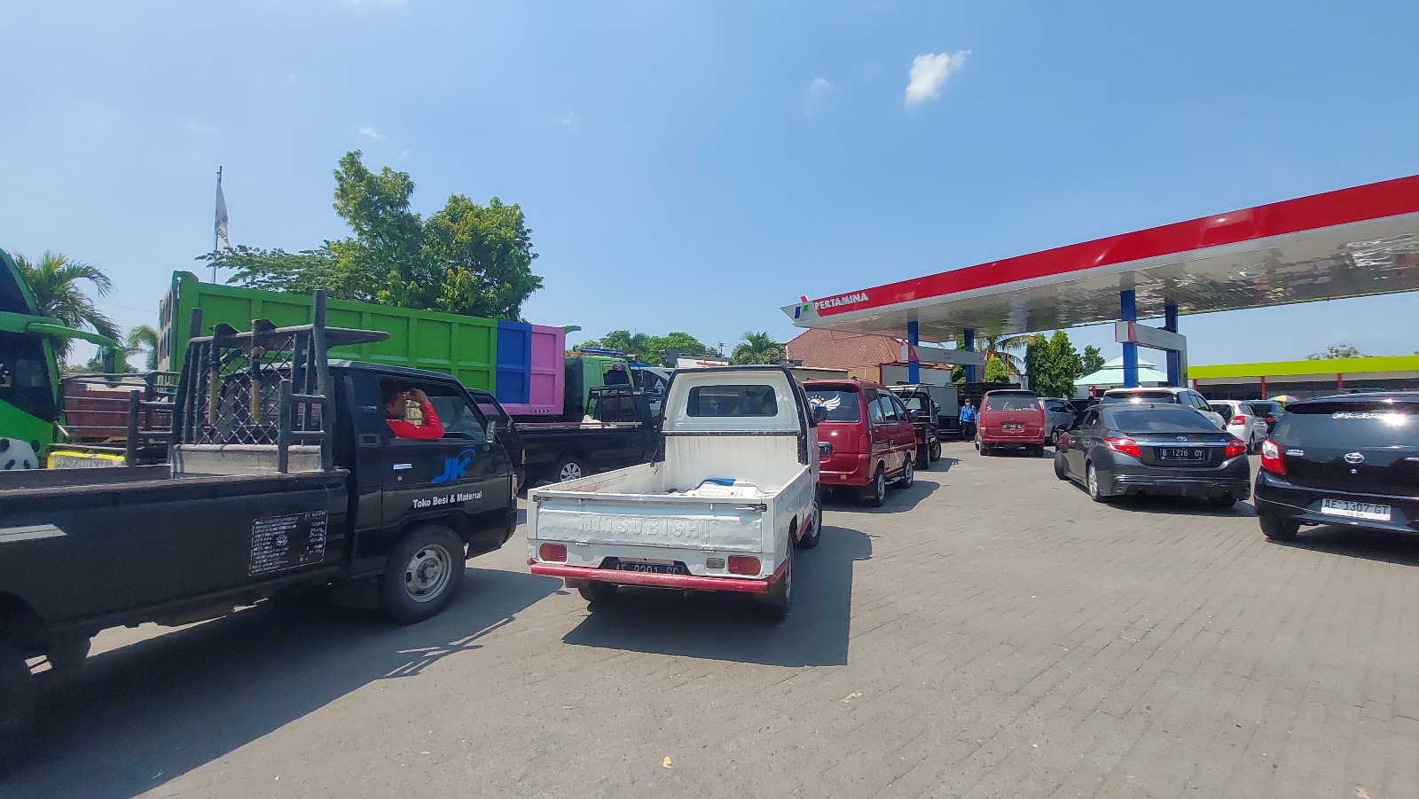 MENGULAR: Antrean panjang kendaraan yang hendak mendapatkan solar di SPBU Sangen, Kecamatan Geger beberapa waktu lalu. (DIAN RAHAYU/RADAR MADIUN)