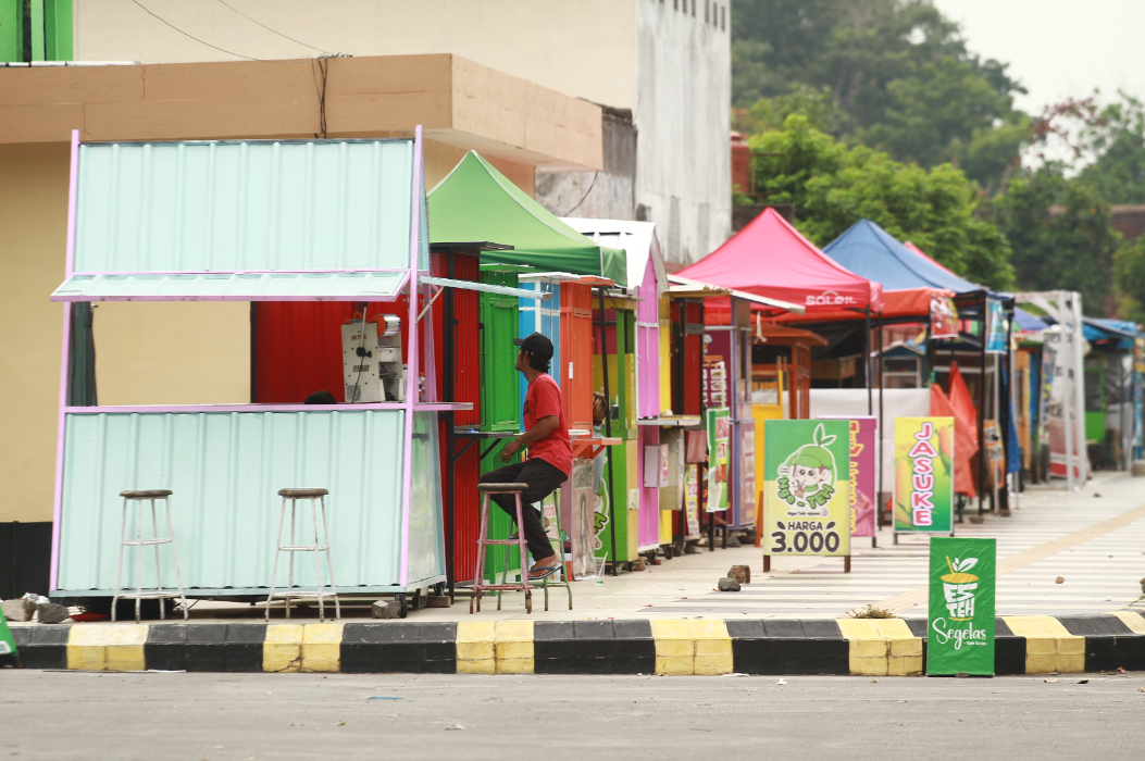 JUALAN: Seratusan PKL mulai menempati sentra kuliner yang berada di Jalan Rimba Darma. (BAGAS BIMANTARA/RADAR MADIUN)