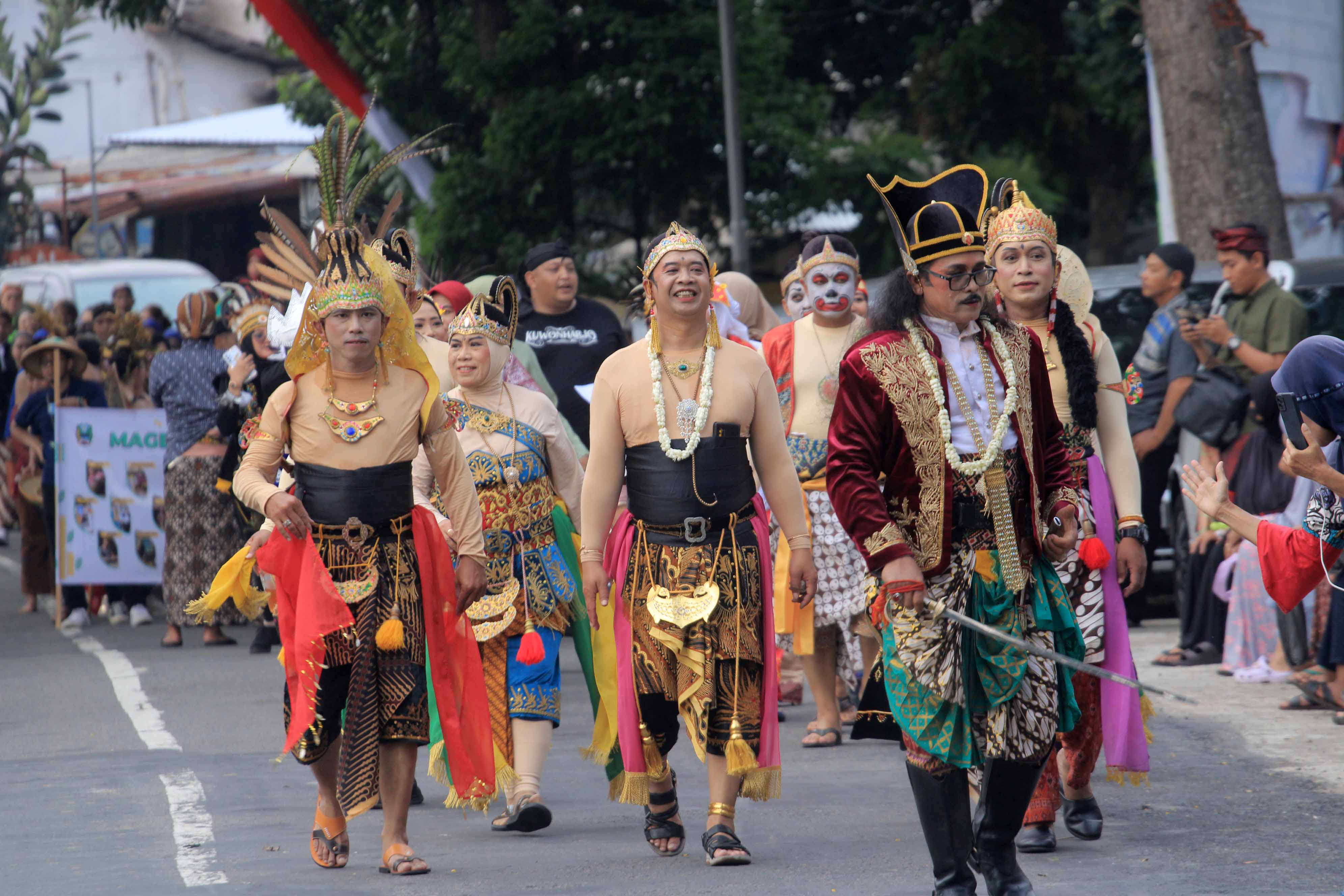 PINDAH KANTOR: Ribuan warga memenuhi halaman Plaza Ndoyo menyaksikan kirab budaya boyongan kantor disparbud kemarin (27/12).&nbsp;(AJI PUTRA/ JAWA POS RADAR MAGETAN)