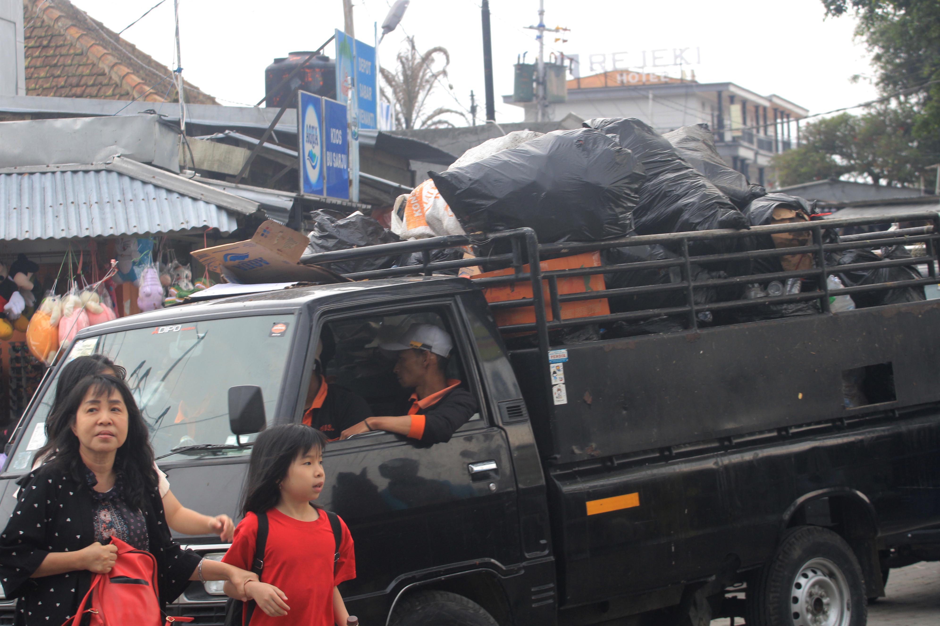 MENINGKAT: Produksi sampah di Magetan meningkat saat libur Natal dan mendekati tahun baru.&nbsp;(AJI PUTRA/RADAR MAGETAN)