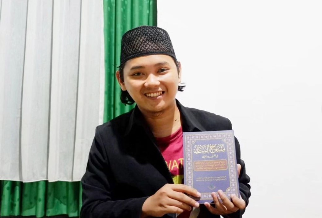 LAUNCHING: Gus Asna memperlihatkan kitab Miftahul Mannan yang diluncurkan Rabu (27/12) memperingati dua abad Pondok Tremas. (INSTAGRAM MA