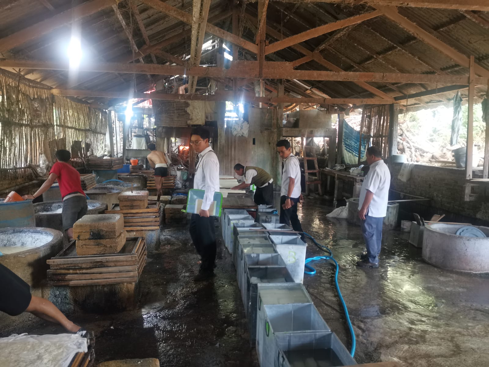 TINDAK LANJUT: Petugas DLH Ponorogo meninjau pabrik tahu yang diduga mencemari sungai Dusun Pule, Desa Polorejo, Babadan kemarin (27/12).&nbsp;(ISTIMEWA)